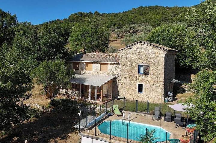 Location de vacances pour 8 personnes, avec jardin et terrasse à Estoublon