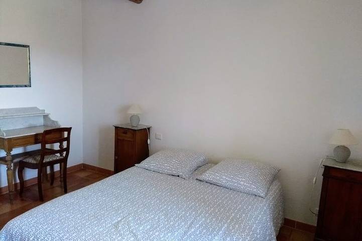 Location de vacances pour 2 personnes, avec terrasse ainsi que piscine et jardin à Lacoste - 2