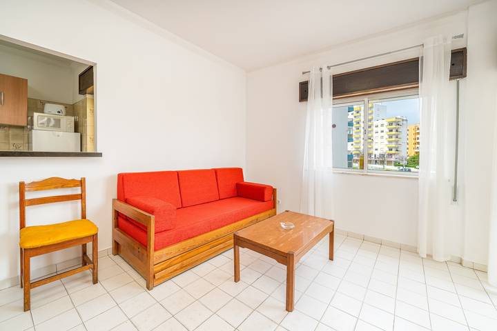 Entire apartment, Apartment 'T2 Standard' with Shared Pool, Wi-Fi and Air Conditioning in Praia da Rocha, Portimão