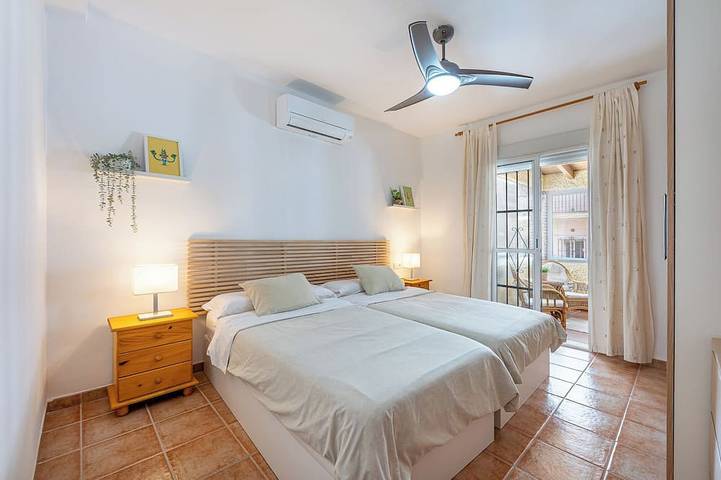 House 2 minutes from the beach. Furnished terrace, barbecue and sea and mountain views in Benalmádena Costa, Benalmádena