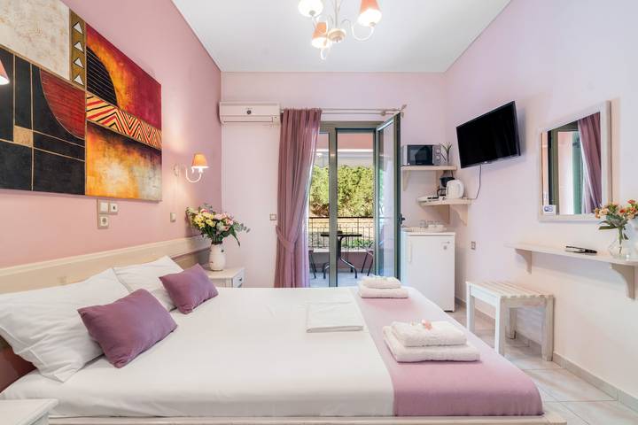 Studio Apartment 'Nontas Home 24' with Mountain View, Wi-Fi and Air Conditioning in Kalamitsi, Grækenland