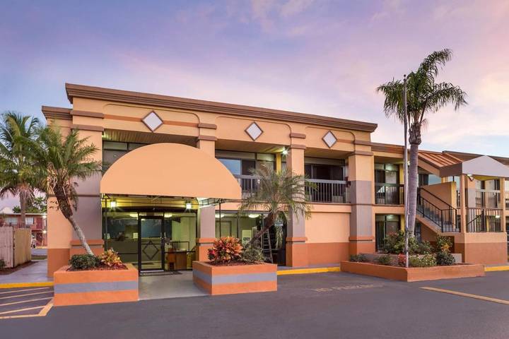 Hotel para 2 personas, con piscina y terraza - 1