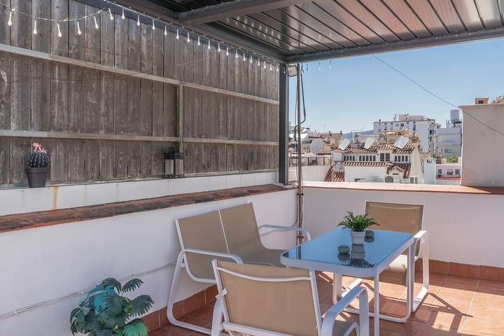 Geheel appartement, Appartement 'Centraal Penthouse op 2 min van het Strand' met Privéterras, Wi-Fi en Airco in Fuengirola Centre, Fuengirola