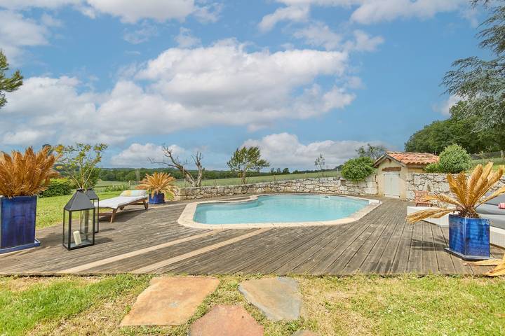 Location de vacances pour 6 personnes, avec Terrasse et Jardin ainsi que Piscine et Sauna à Condom