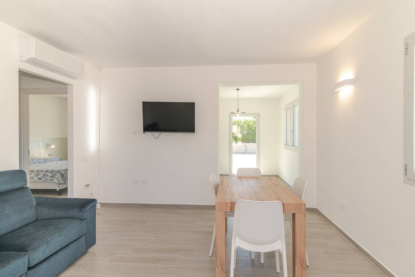 Appartamento intero, Appartamento 'Blu con Patio' con Terrazza Privata a 3 minuti a piedi dalla spiaggia di budoni in Budoni, Olbia-Tempio
