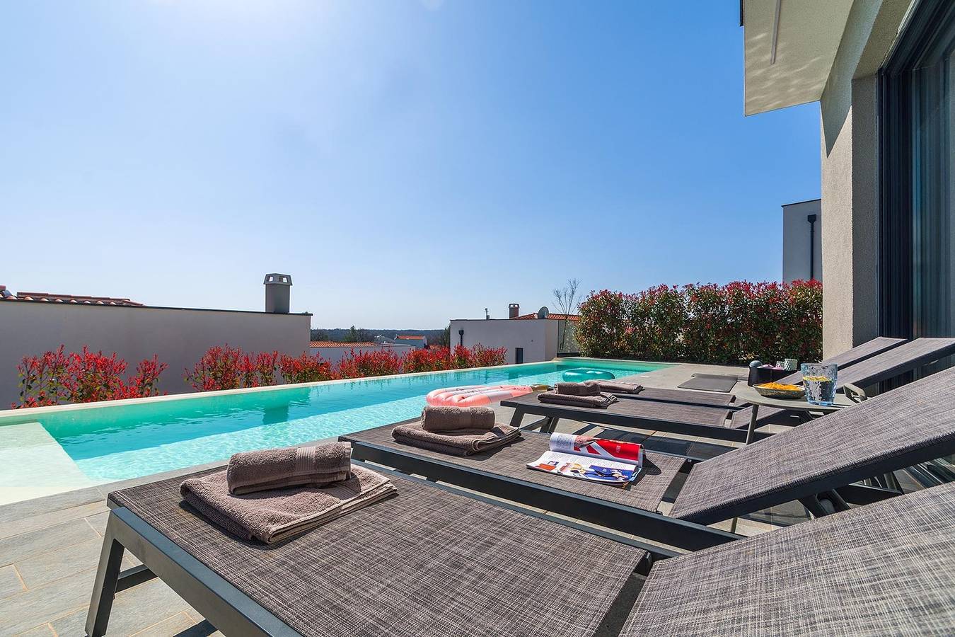 Modernes Ferienhaus mit Infinity-Pool und Meerblick in Marčana, Südküste Istrien