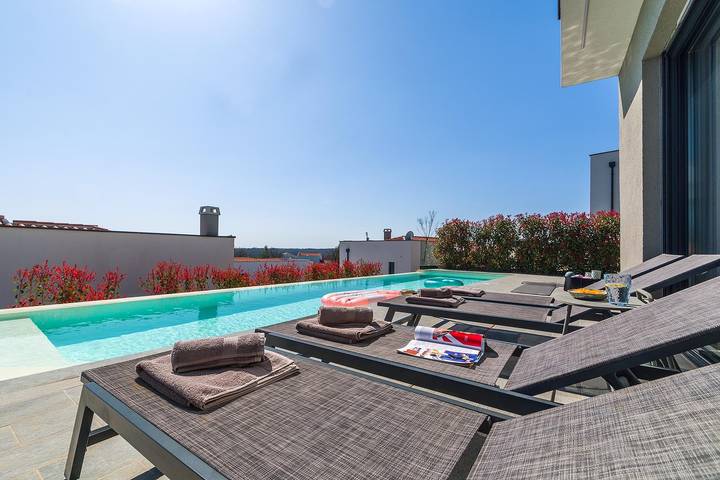 Modernes Ferienhaus mit Infinity-Pool und Meerblick in Krnica, Marčana