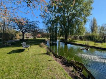 Gîte pour 2 personnes, avec vue sur le lac et jardin ainsi que terrasse et piscine à Rue (homonymie)