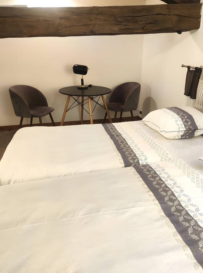 Guest House 'Chambre C' with Shared Pool, Wi-Fi and Air Conditioning in Ribérac, Périgord Vert