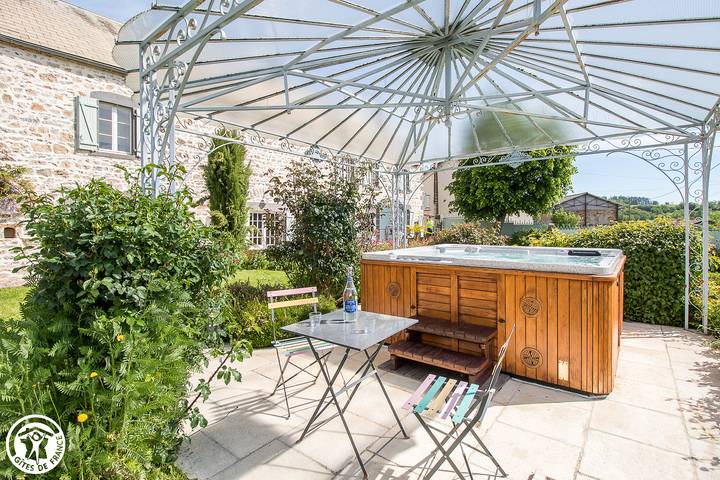 Gîte pour 4 personnes, avec Jacuzzi et Terrasse ainsi que Jardin et Sauna