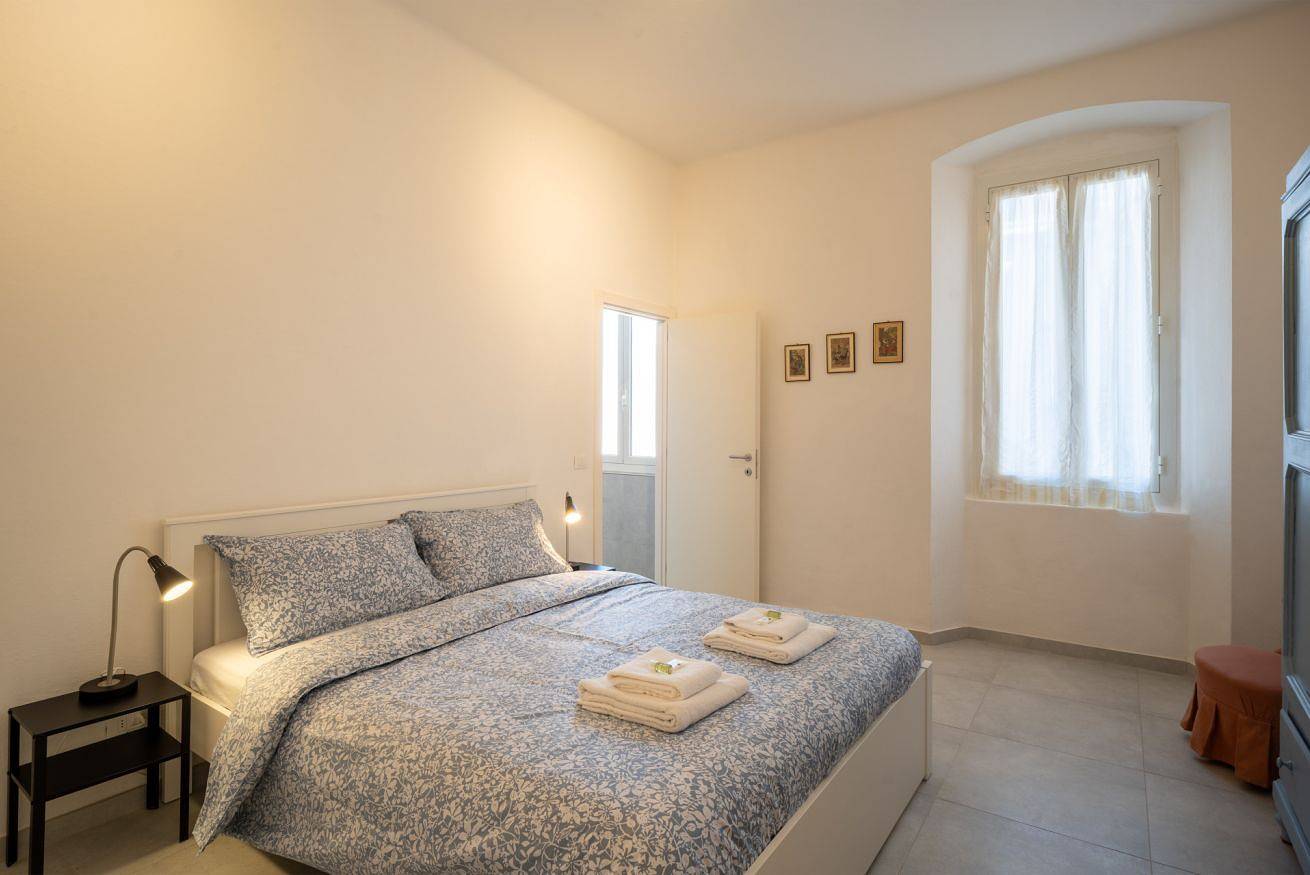 Apartamento entero, A step from the Beach - Roomy Apt with Sea Glimpse in Taggia (City), Taggia