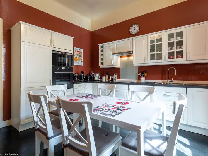 Villa burguesa del siglo XVIII renovada en el corazón de Semur-en-Auxois in Semur-en-Auxois, Región de Montbard