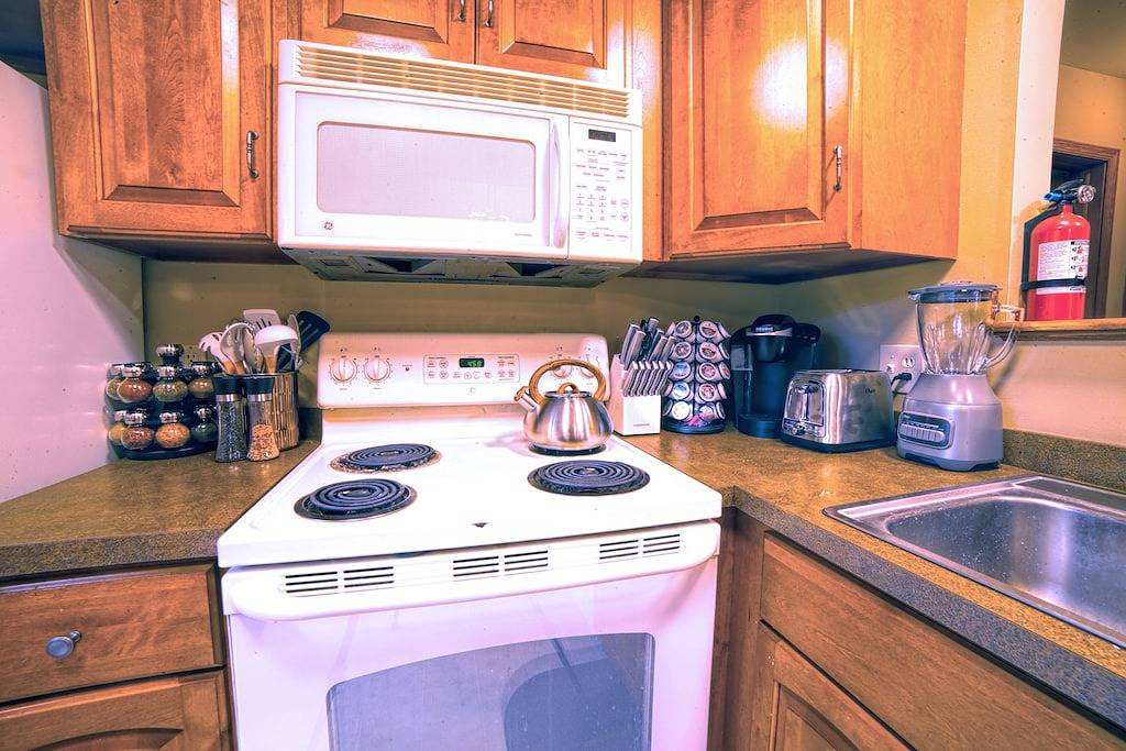 Streamside Family Lodge w/ fireplace, game room, sauna, multiple pools & skiing in Saw Creek, Pike County