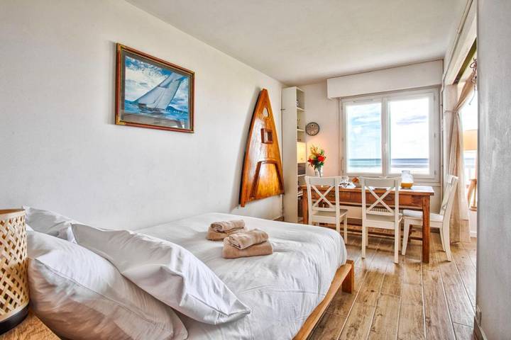 Gîte pour 4 personnes, avec terrasse ainsi que jardin et vue dans Plage du Hôme - 3