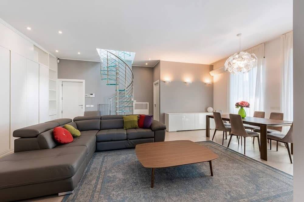 Entire apartment, Wonderful Penthouse with terrace a few steps from the Duomo in Milan, Milan Province
