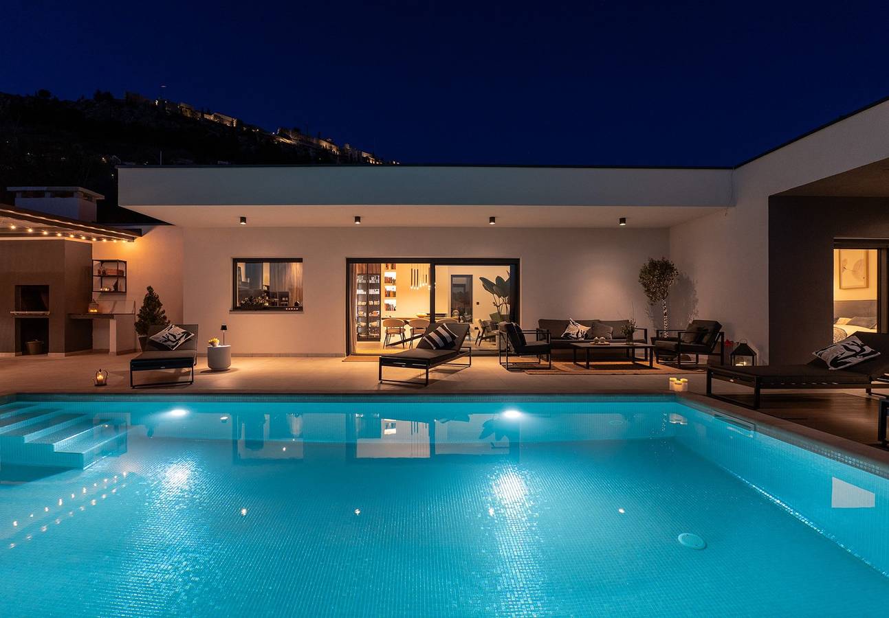 Neu! Villa Bella Ciao: Stilvolle 3-Schlafzimmer-Oase mit spektakulärem Blick auf Split und das Meer in Klis, Split-Dalmatien