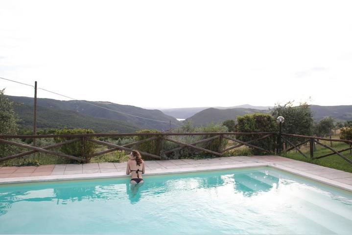 Hotel für 6 Personen, mit Terrasse und Garten sowie Pool und Seeblick in Baschi