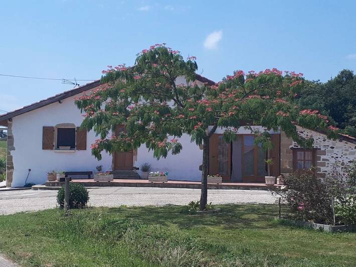 Location de vacances pour 3 personnes, avec Terrasse et Jardin ainsi que Piscine et Vue à Saint-Loubouer