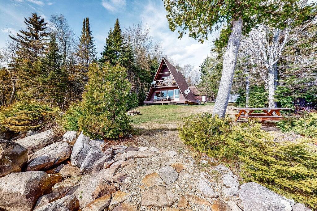 Gemütliche Seafront Kabine w / herrliche Aussicht, private Dock & Pebble Beach! in Moosehead Lake