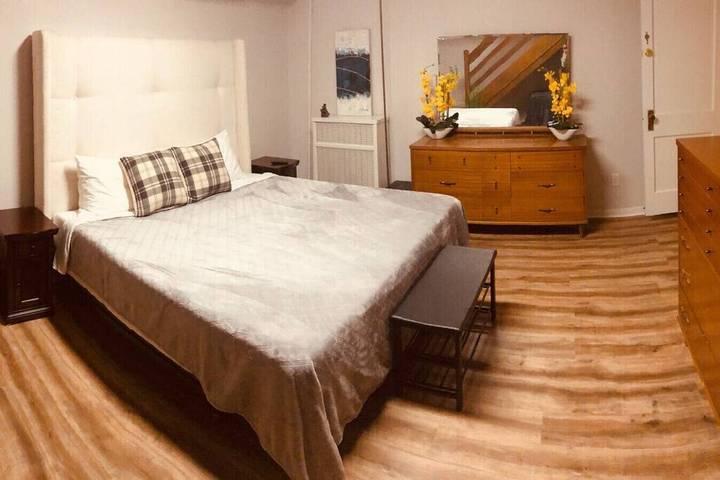 Vacation rental for 8 people, with hot tub and terrace as well as yard in Charlottesville