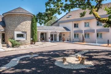Hôtel pour 3 personnes, avec jardin et jacuzzi ainsi que piscine et sauna à Montrozier
