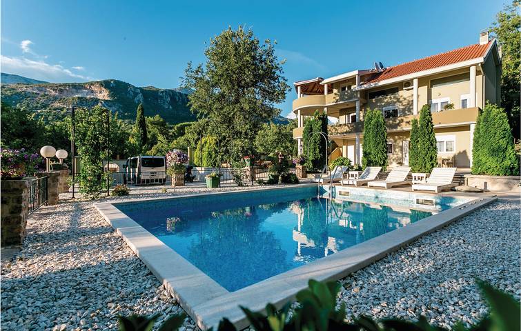Appartement voor 8 personen, met terras in Montenegro