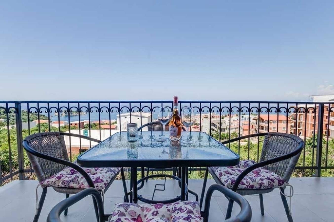 Entire apartment, Marbok Apartments with Seaview and balcony
 in Utjeha-Bušat, Montenegro