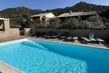 Location de vacances pour 14 personnes, avec jardin et terrasse à Figari