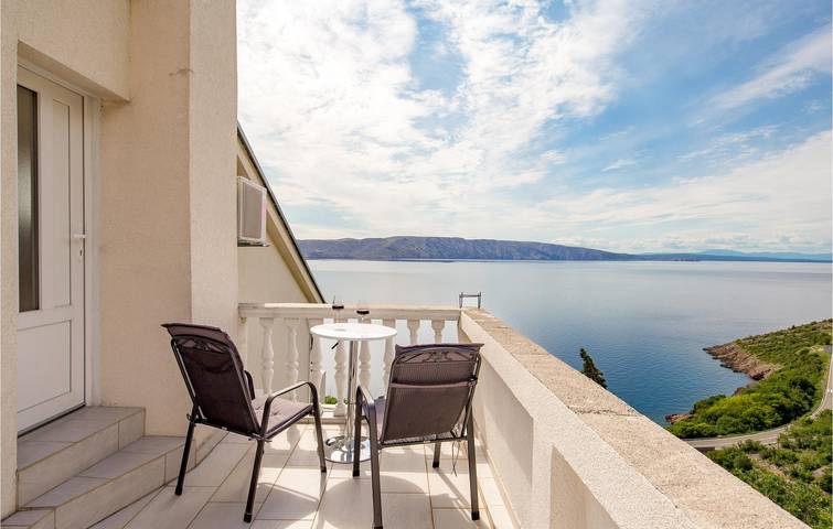 Ganze Ferienwohnung, Modernes Apartment mit Terrasse, 400 m vom Strand entfernt – WLAN und Parkplatz inklusive in Kvarner Festland