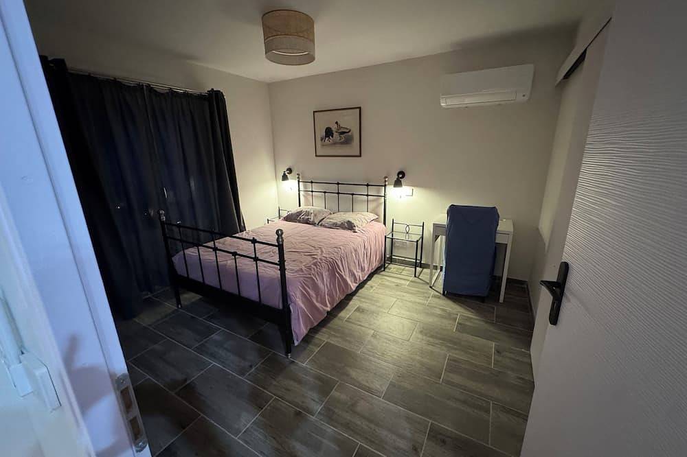 Entire apartment, Lodging in the middle of the meadows (Alpilles, Eygalières, Provence), pets welcome in Plan-d'Orgon, Arles region
