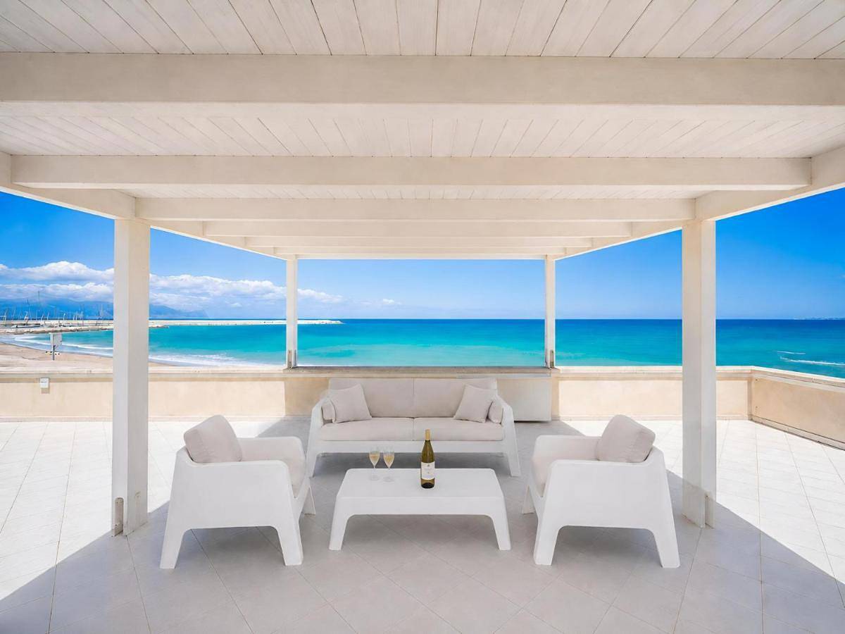 Villa La Battigia con piscina privata, fronte mare in Balestrate, Provincia di Palermo