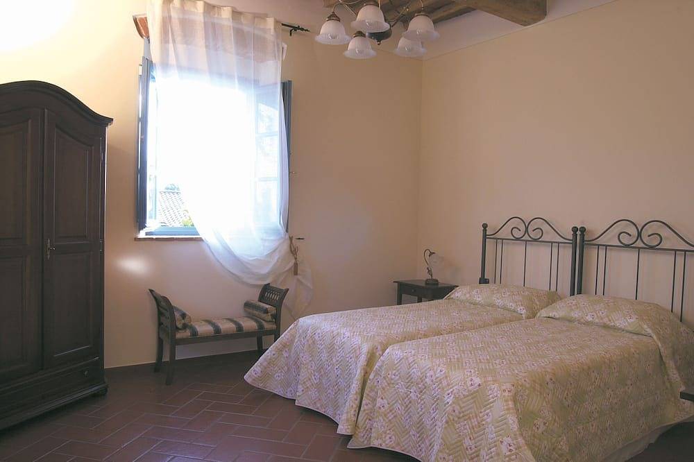 Medieval stone villa 17 bedrooms with pool in Vinci -Florence tophill position in Vinci, Firenze province