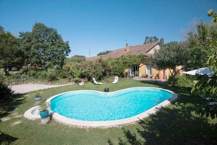 Location de vacances pour 2 personnes, avec Terrasse et Jardin ainsi que Piscine et Vue à Berdoues