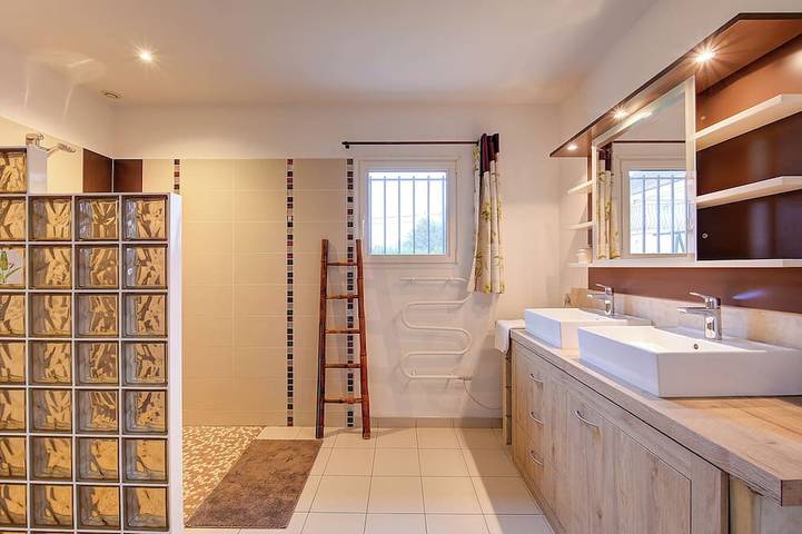 Grande maison lumineuse 6 personnes - Cour fermée pour 3 véhicules - Terrasse in Saint-Avertin, Région de Tours