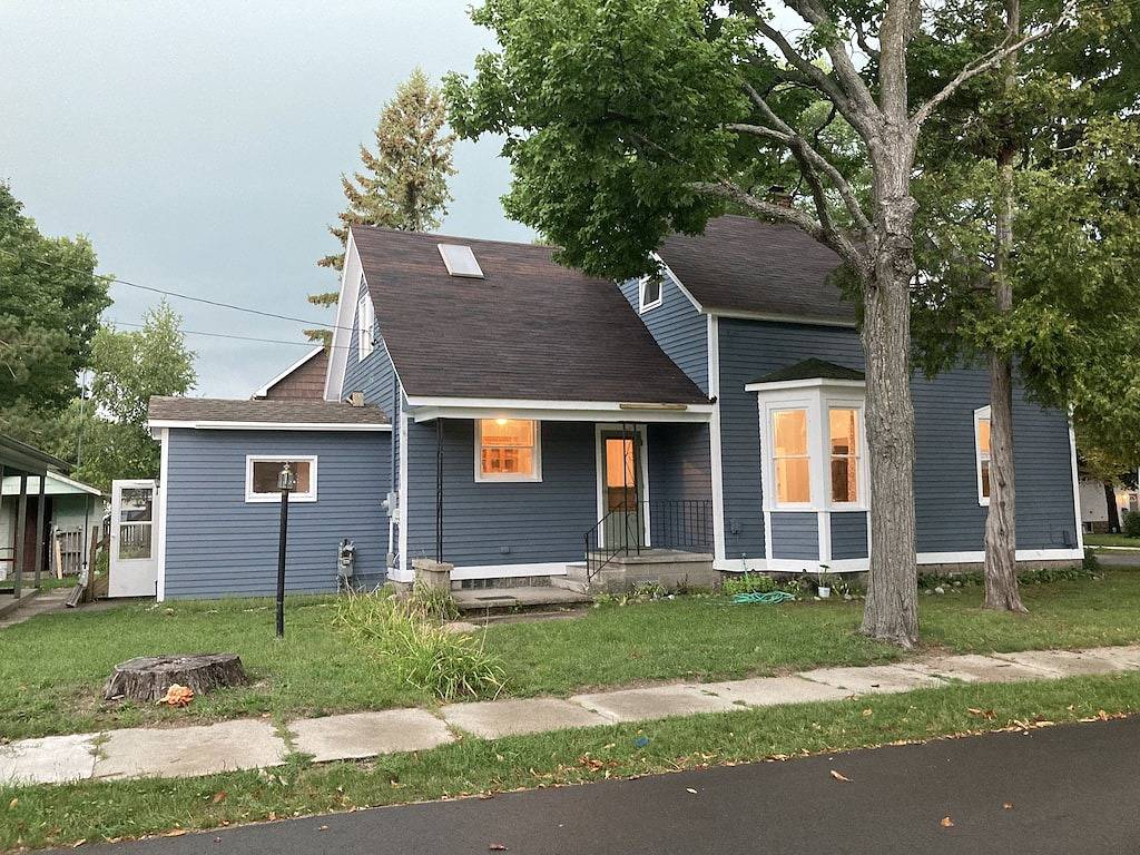 4 Bedroom Home In Manistee Mi. Walk to the Lake! Deck! in Manistee, Manistee County