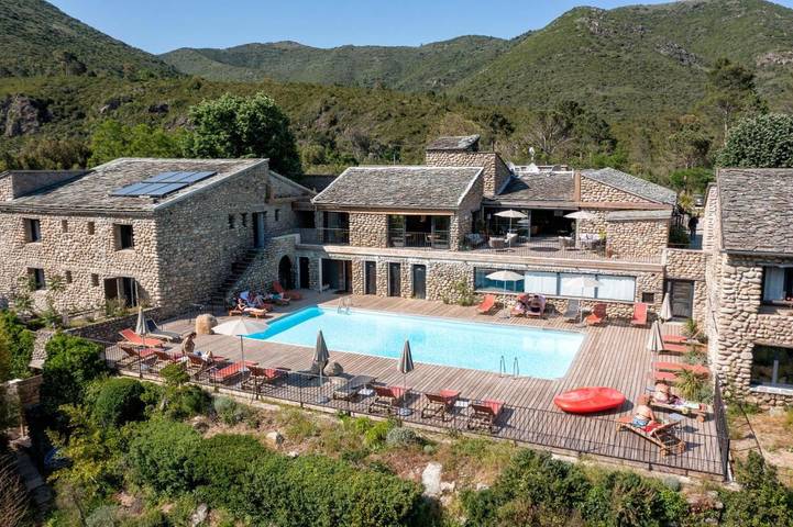Hôtel pour 2 personnes, avec jardin et jacuzzi ainsi que piscine et sauna, animaux acceptés