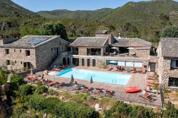 Hôtel pour 2 personnes, avec jardin et jacuzzi ainsi que piscine et sauna, animaux acceptés à Venaco