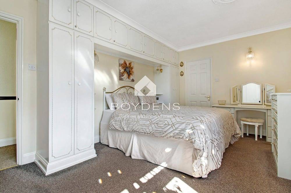 Wix, with its rolling countryside and reputation as a peaceful village, perfect for a rural stay in Essex