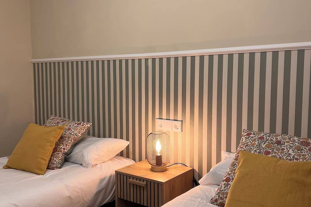 Appartamento intero, Charming and bright T3 completely renovated, located 10 minutes walk from downtown. in Gijon, Costa Verde (Spagna)