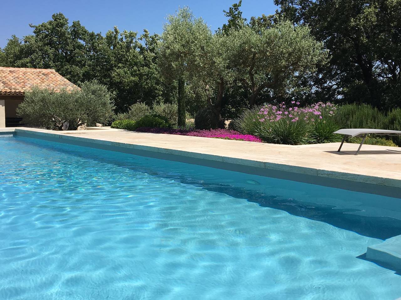 Gîte avec piscine et jardin paysager in Eyragues, Région D'arles