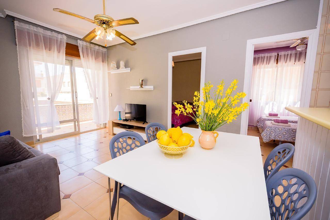 Appartement de vacances entier, Holiday flat "Limonka" with private terrace in Torrevieja, Costa Blanca