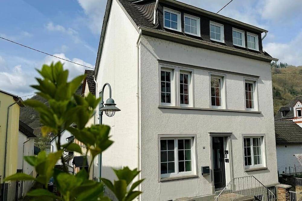 Ganze Wohnung, Moderne, freundliche Ferienwohnung Kellermeister in zentraler Ortslage in Bullay in Bullay, Traben-Trarbach und Umbegung