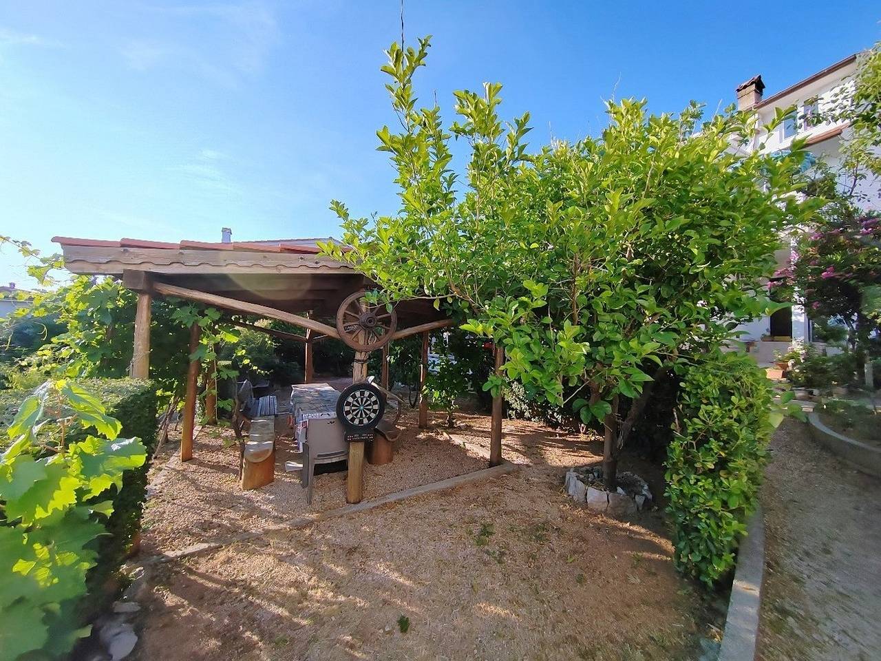 Ganze Wohnung, 2-Zimmer-Ferienwohnung mit Balkon und Meerblick Barbat, Rab A-22217-b in Kaštel (Barbat), Barbat na Rabu