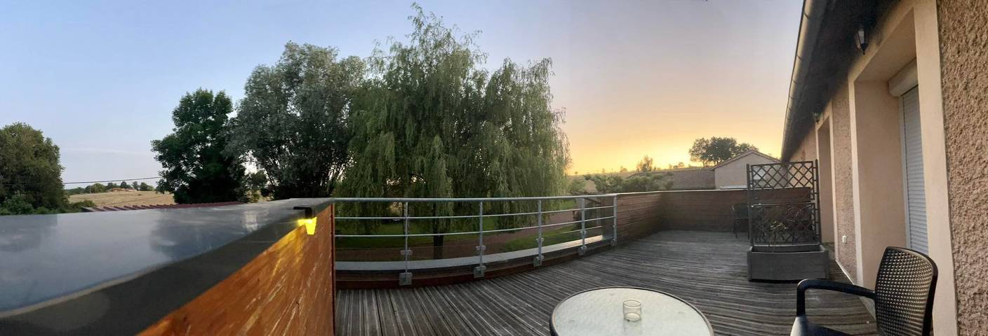 Chambre 'Domaine De Jarentin – Chambre Rubis' avec terrasse privée, balcon et Wi-Fi in Saint-Marcel-de-Félines, Région de Roanne