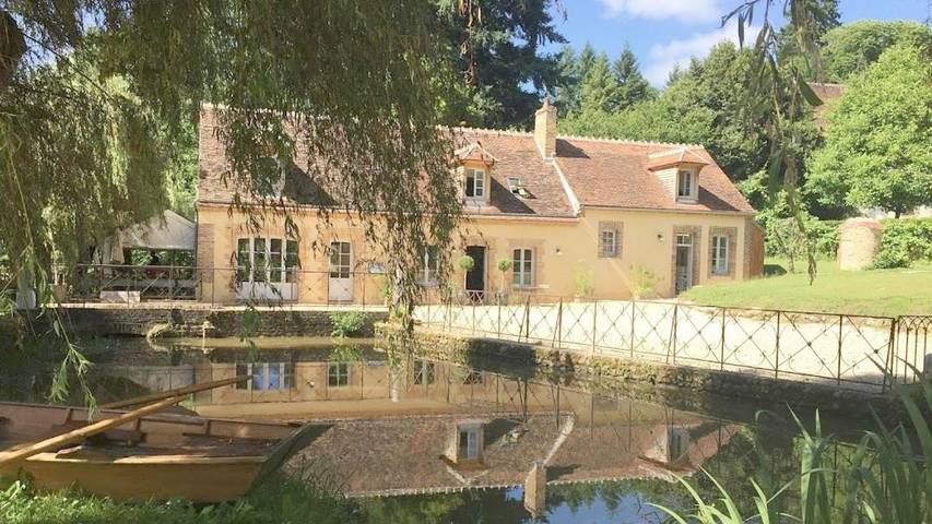 Location de vacances pour 12 personnes, avec Terrasse ainsi que Jardin et Vue à Mézilles