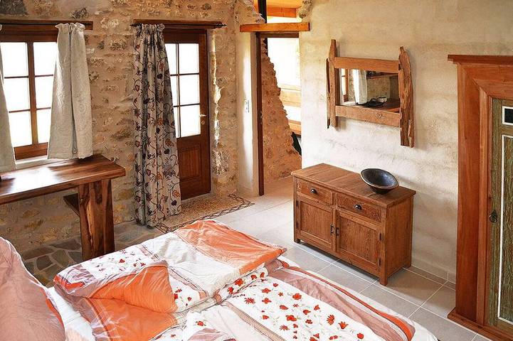 Location de vacances pour 3 personnes, avec piscine ainsi que jardin et terrasse à Saint-Jean-de-Côle - 2