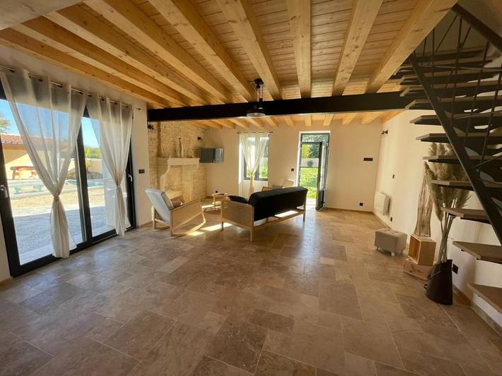 Gîte pour 8 personnes, avec terrasse ainsi que piscine et jardin à Paizay-le-Chapt
