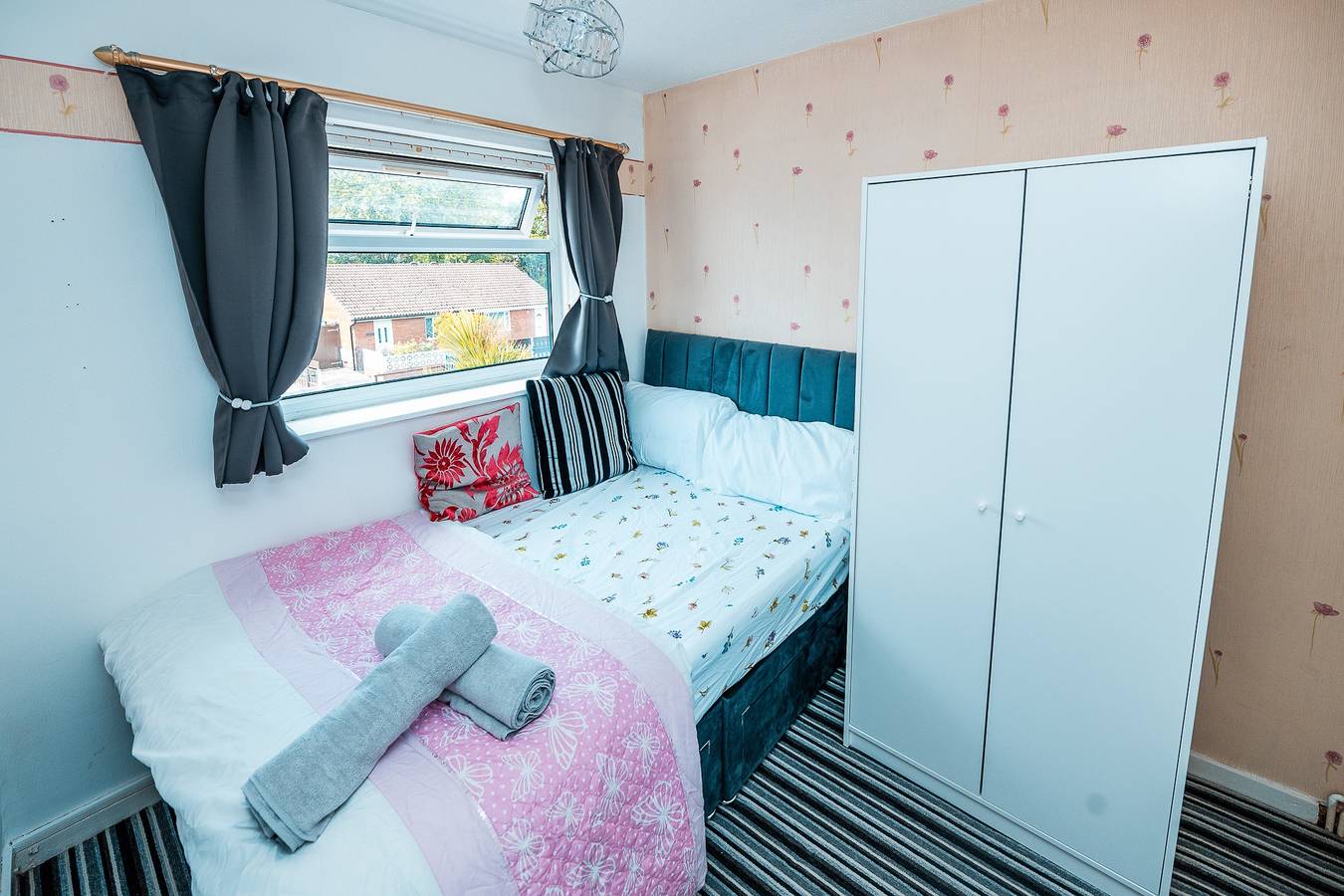 3-Bed City Retreat - Sleeps 8, Garden & Parking in Greater Manchester