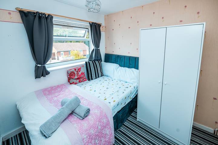 3-Bed City Retreat - Sleeps 8, Garden & Parking in Greater Manchester