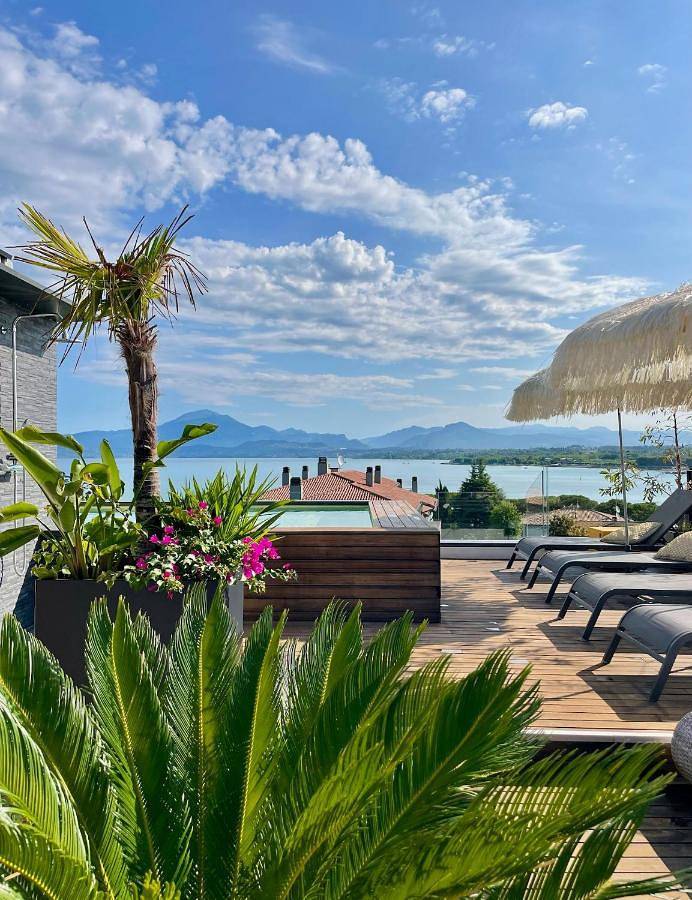 Plaza Lago di Garda Rooms - Rooftop, Lakeview & Jacuzzi in Peschiera del Garda, Gardasee-Berge
